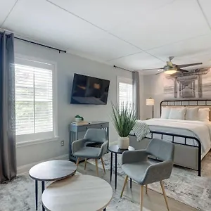 https://amaroo.top-hotels-in-savannah.com