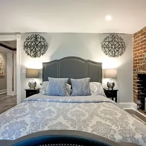 https://restored-historic-home-5-bedroom-5-bath-with-9-beds.top-hotels-in-savannah.com